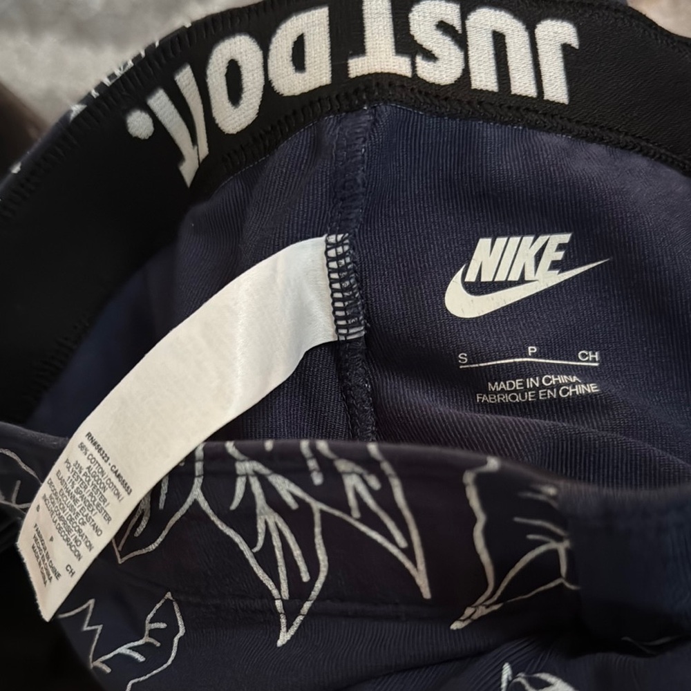 Nike women’s Leggings -Size Small